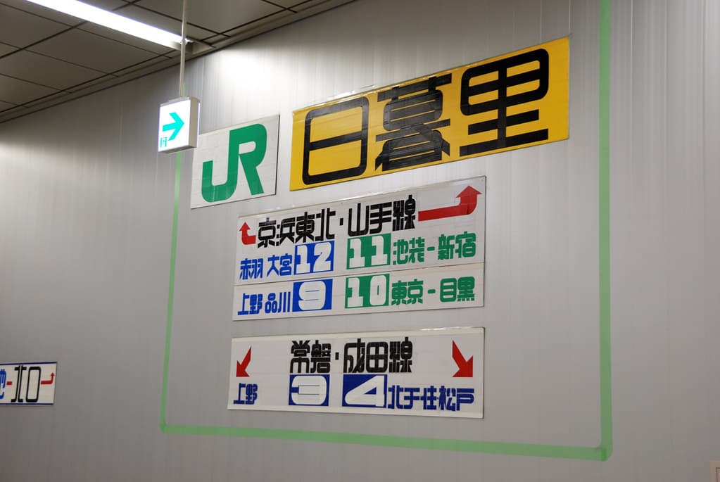 加拿大海外仓工作人员正在对FBA退货进行换标操作